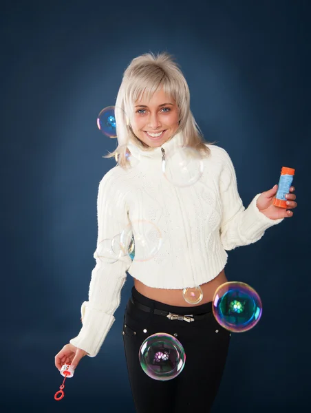 Krásná žena, mýdlové bubliny — Stock fotografie