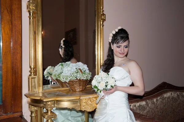 Mariée près du miroir dans le palais de mariage — Photo