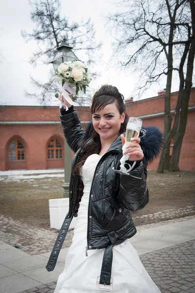 Bride walks around the city — Stock Photo, Image