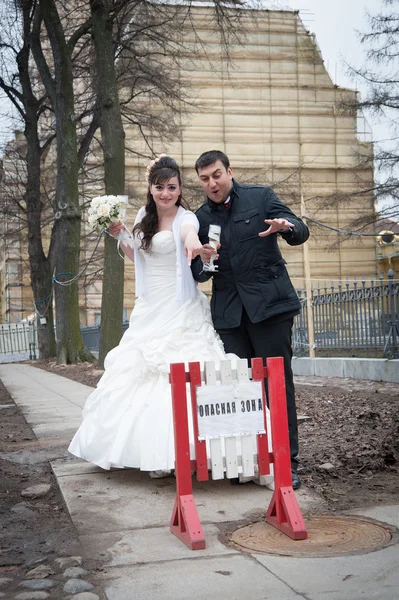 新郎和新娘站在门口 — 图库照片