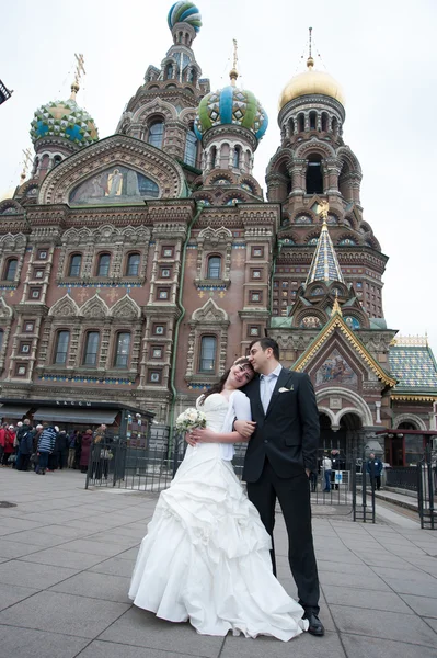 Bride and groom near the temple — Stock Photo, Image