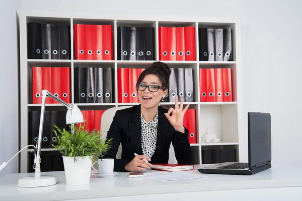 Mujer de negocios en la oficina — Foto de Stock