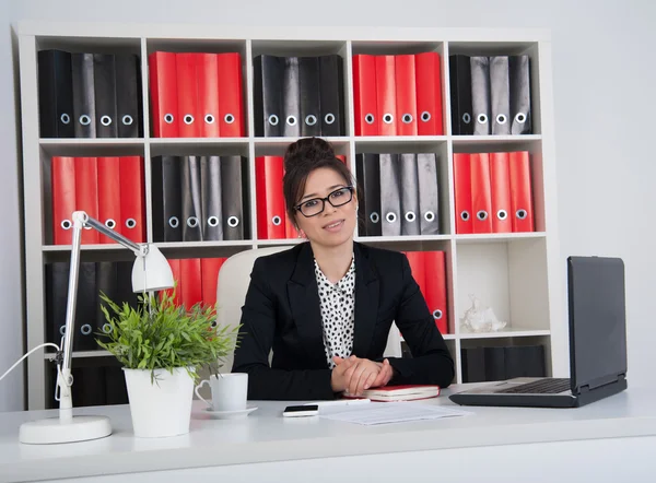 Mujer de negocios en la oficina — Foto de Stock