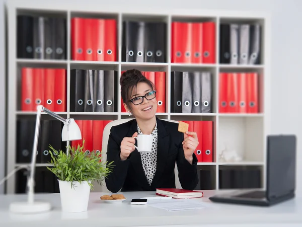 Geschäftsfrau im Amt — Stockfoto