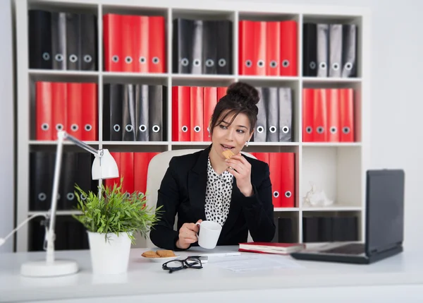 Mujer de negocios en la oficina — Foto de Stock