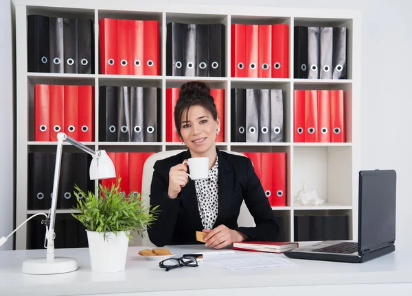 Business woman in office — Stock Photo, Image