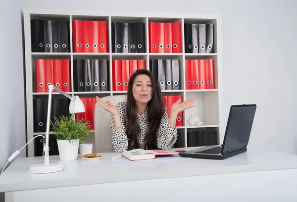 Mujer de negocios en la oficina — Foto de Stock