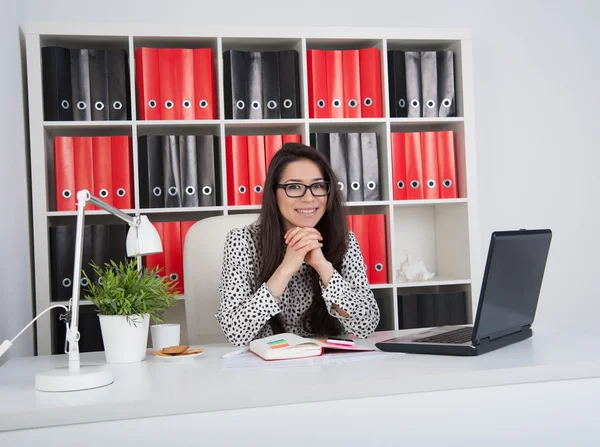 Mujer de negocios en la oficina — Foto de Stock