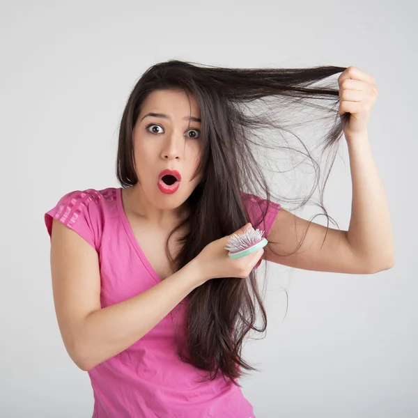 Peigne de perte de cheveux dans la main des femmes — Photo