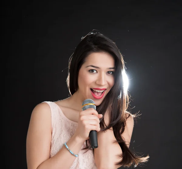 Schöne Sängerin auf schwarzem Hintergrund — Stockfoto