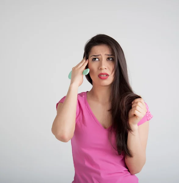 Schockierte Frau verliert Haare an Haarbürste — Stockfoto