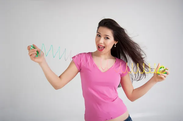 Vrouw met een regenboog speelgoed — Stockfoto