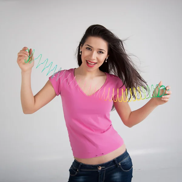 Mulher com um arco-íris de brinquedo — Fotografia de Stock