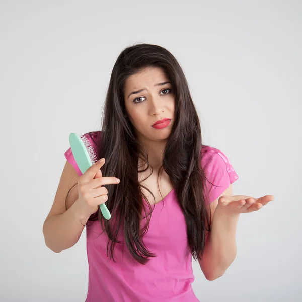 Mulher chocada perder cabelo na escova de cabelo — Fotografia de Stock