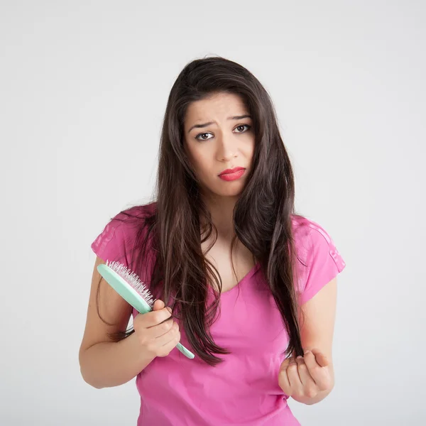 Femme choquée perdant les cheveux sur la brosse à cheveux — Photo