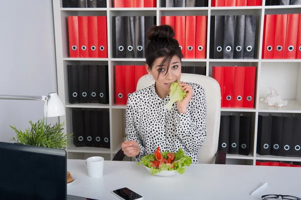 Geschäftsfrau beim Mittagessen — Stockfoto