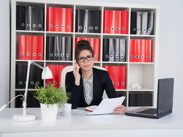 Mulher de negócios no escritório — Fotografia de Stock