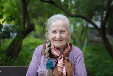 uzun bir örgü ile eski büyükanne