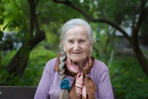 uzun bir örgü ile eski büyükanne