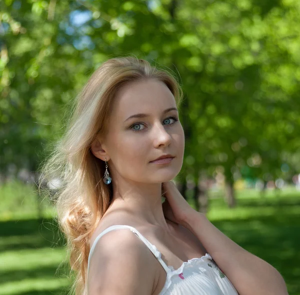 Retrato de beleza de uma jovem mulher — Fotografia de Stock