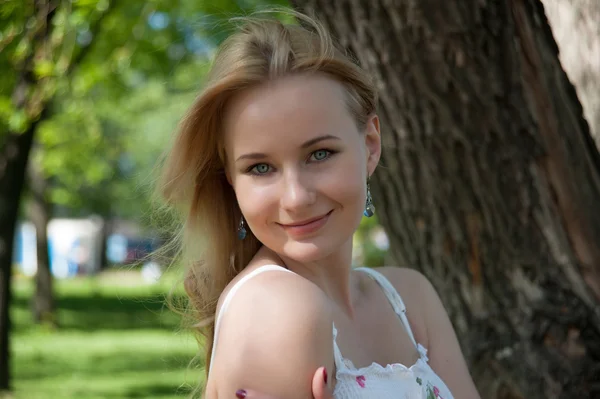 Beauty portrait of a young woman — Stock Photo, Image