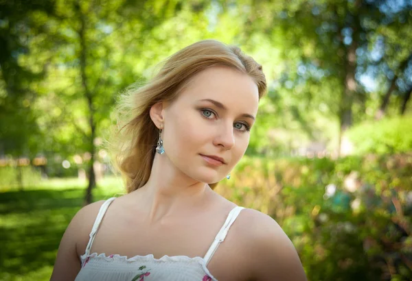 Retrato de belleza de una joven — Foto de Stock