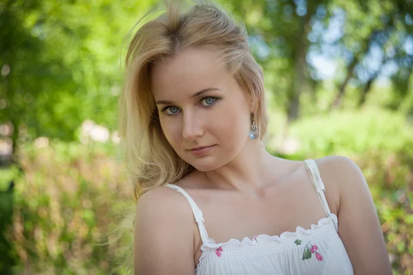 Beauty portrait of a young woman — Stock Photo, Image