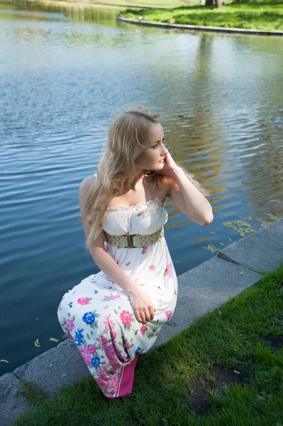 Mooie blonde in de buurt van het water — Stockfoto