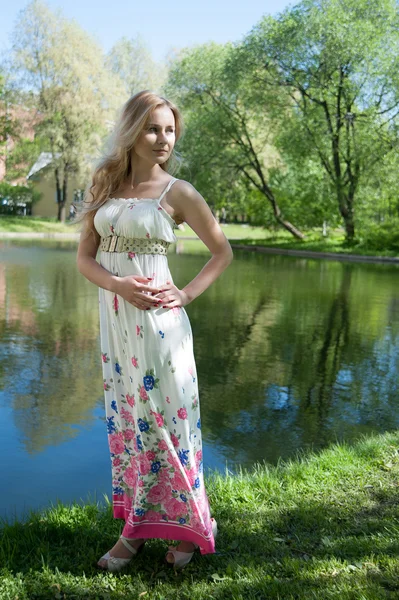 Beautiful blonde near the water — Stock Photo, Image