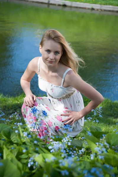 Mooie blonde in de buurt van het water — Stockfoto