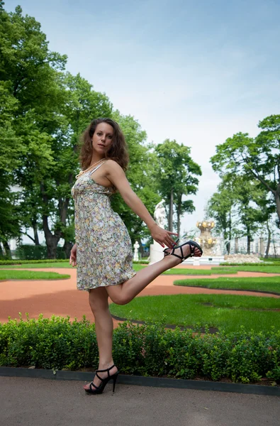 Jonge vrouw op zomer — Stockfoto