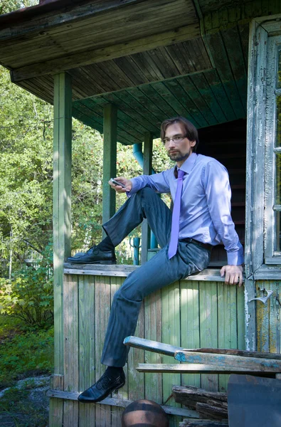 Geschäftsmann mit Brille und Telefon — Stockfoto