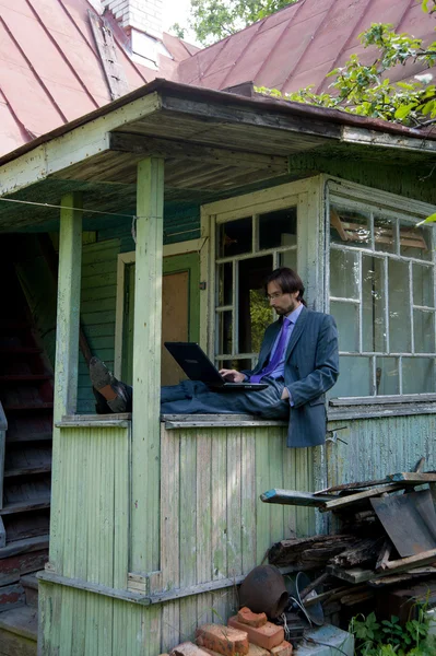 Hombre de negocios utilizando el ordenador portátil en el campo —  Fotos de Stock