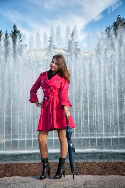 Adolescente Jovem Mulher com guarda-chuva — Fotografia de Stock