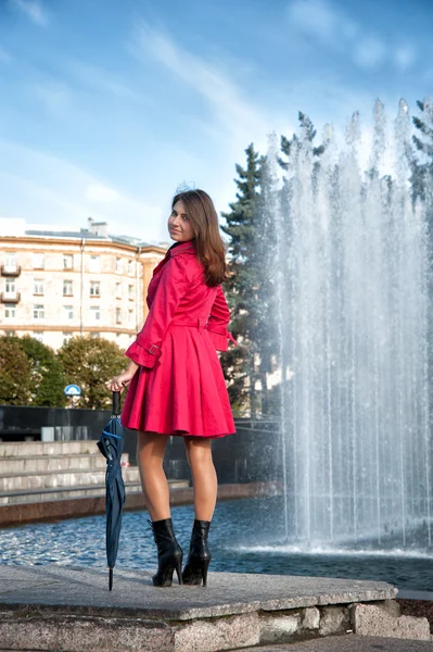 Jeune femme adolescente avec parapluie — Photo