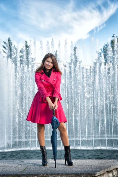 Jeune femme adolescente avec parapluie — Photo