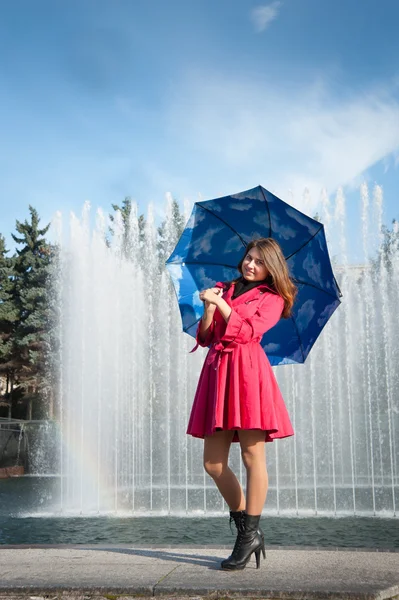 Jeune femme adolescente avec parapluie — Photo