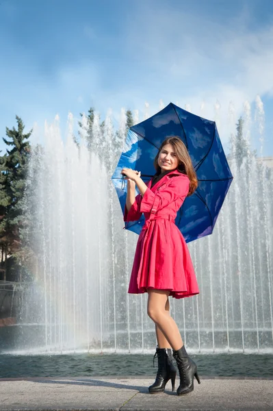 Adolescente Jovem Mulher com guarda-chuva — Fotografia de Stock