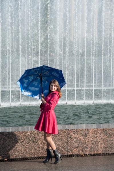 Молодая девушка с зонтиком — стоковое фото