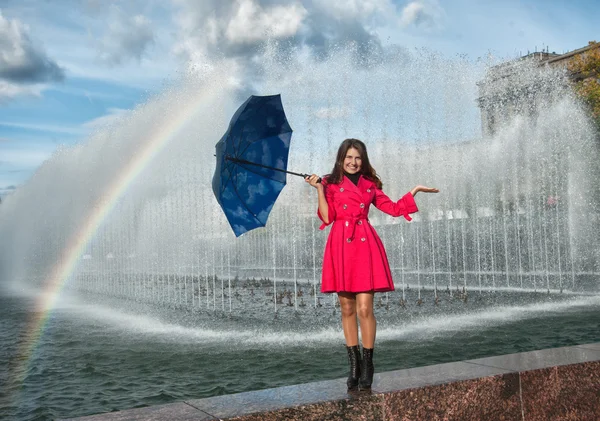 Jeune femme adolescente avec parapluie — Photo