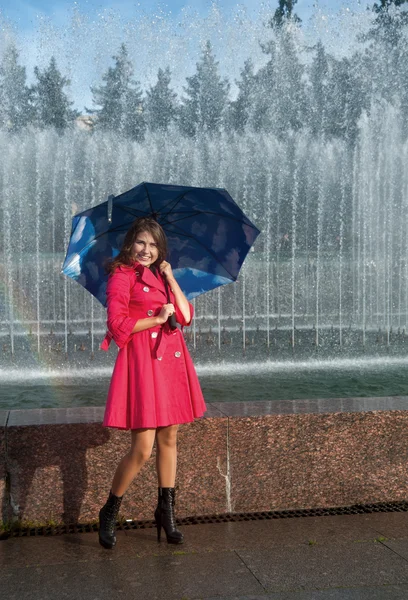 Adolescente Jovem Mulher com guarda-chuva — Fotografia de Stock