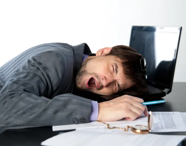 Бизнесмен спит за своим столом — стоковое фото