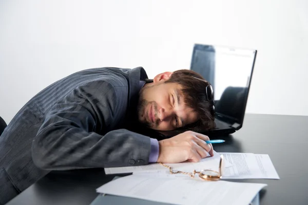 Бизнесмен спит за своим столом Стоковая Картинка