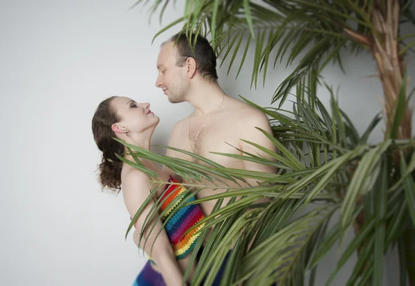 Para zakochanych pod palmą — Zdjęcie stockowe