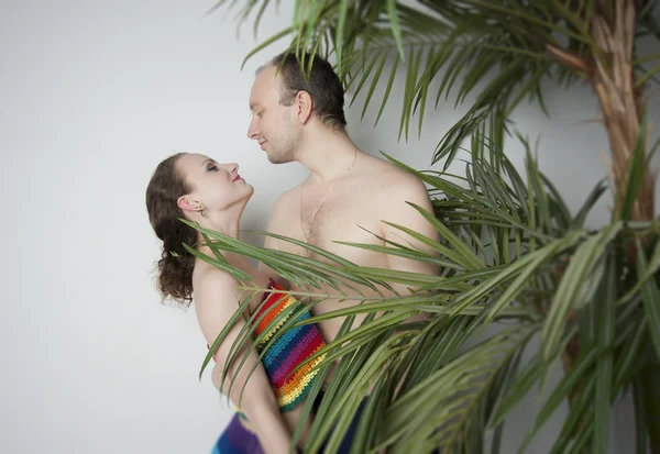 Pareja enamorada bajo la palma de la mano — Foto de Stock