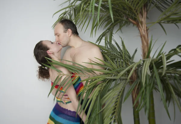 Onder de palm verliefde paar — Stockfoto