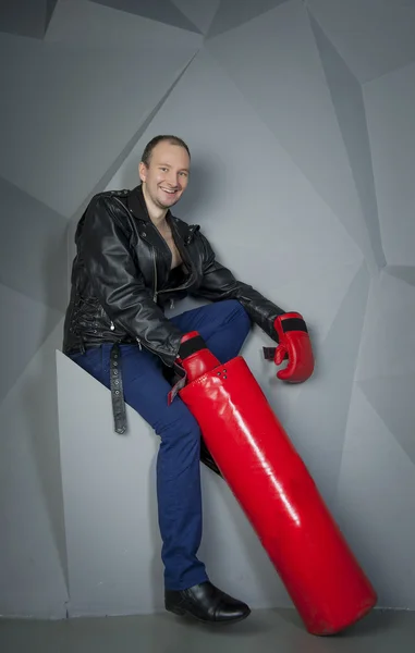 Mann in Lederjacke und roten Handschuhen — Stockfoto