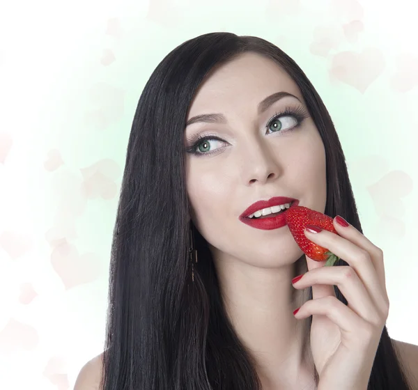 Frau isst Erdbeeren — Stockfoto