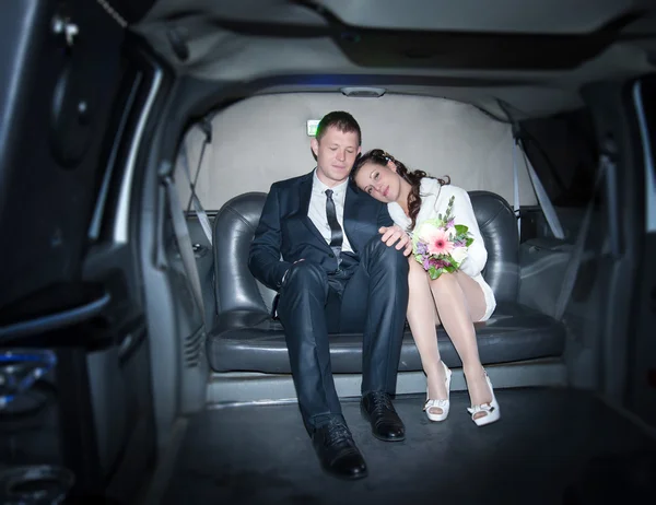 Recém-casados na limusine — Fotografia de Stock