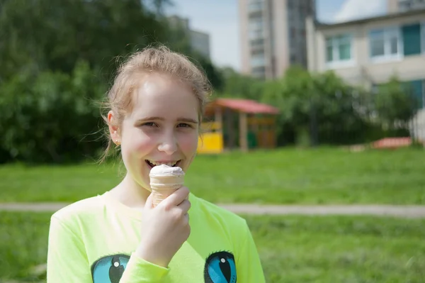Dívka a zmrzlina — Stock fotografie